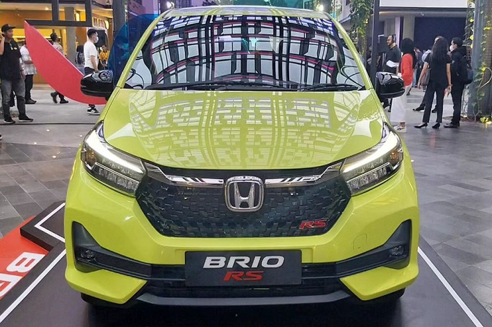 Là phiên bản nâng cấp giữa vòng đời nên Honda Brio 2023 không thay đổi thiết kế bên sườn, trừ vành la-zăng. Bộ vành của xe có đường kính 14 inch với thiết kế 6 chấu phay xước 2 màu ở phiên bản Satya. Trong khi đó, phiên bản RS được trang bị vành 15 inch với thiết kế đa chấu và mạ crôm màu tối. Ngoài ra, bản RS còn có gương chiếu hậu gập điện, sơn màu đen và tích hợp đèn báo rẽ LED.
