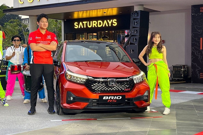 Khác biệt tiếp theo ở hai phiên bản Satya và RS là đèn pha. Theo đó, bản Satya chỉ được trang bị đèn pha Halogen, tích hợp dải đèn LED định vị ban ngày, và không có đèn sương mù trên cản trước. Bản RS dùng đèn pha LED và có đèn sương mù LED. Thêm vào đó là cản trước mới, tích hợp hốc gió trung tâm hẹp hơn trước.