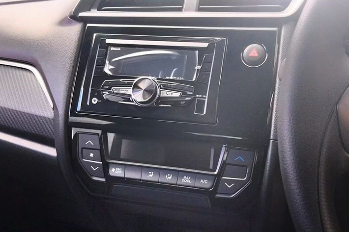 Mẫu xe hạng A này có 7 tùy chọn màu sắc là cam Phoenix Orange Pearl - nóc đen, đen Crystal Black Pearl, đỏ Rallye Red, trắng Taffeta White, trắng Stellar Diamond Pearl, xám Meteoroid Gray Metallic và vàng chanh Electric Lime Metallic. Trong đó, vàng chanh là màu sơn mới nhằm thu hút khách hàng trẻ tuổi.