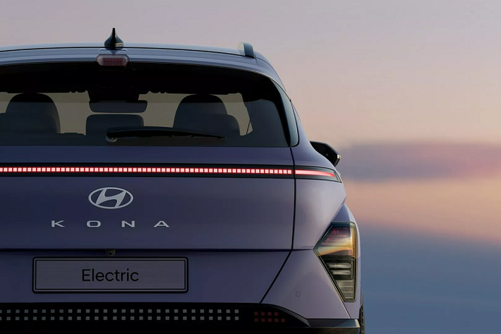 Thông số cụ thể về khả năng vận hành và giá xe Hyundai Kona Electric 2024 sẽ được hãng xe Hàn Quốc tiết lộ tại triển lãm Seoul Mobility Show 2023 khai mạc vào 30/3 tới đây. Nhiều tín đồ xe điện cũng kỳ vọng sau khi ra mắt tại quê nhà, Kona Electric 2024 sẽ về Việt Nam như Ioniq 5?