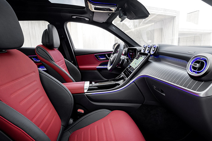 Khoang cabin GLC 2023 mang phong cách sang trọng và hiện đại, lấy cảm hứng từ S-Class mới. Cụm đồng hồ kỹ thuật số 12,3 inch và màn hình trung tâm 11,9 inch có hệ thống thông tin giải trí MBUX thế hệ mới nhất.