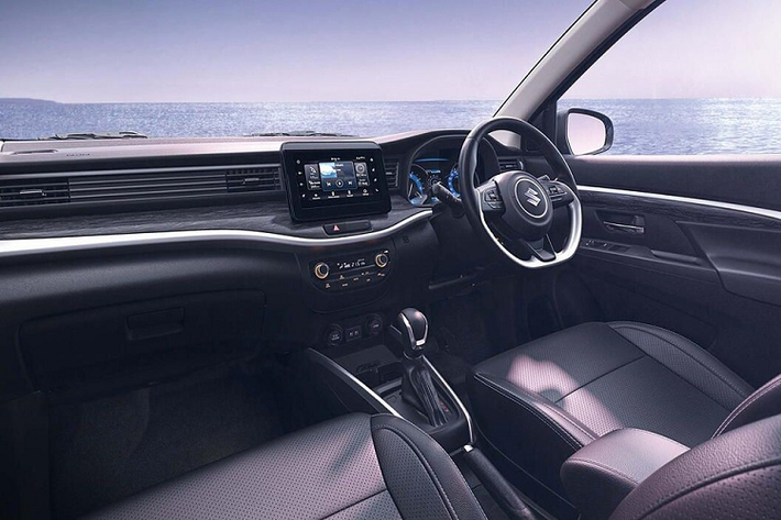 Bên trong Suzuki XL7 Hybrid 2024 ở thị trường Indonesia tiếp tục là không gian nội thất 7 chỗ ngồi như cũ nhưng có thêm màu mới, ví dụ như xám phối đen. Thêm vào đó là những chi tiết ốp gỗ trên cụm điều khiển trung tâm.