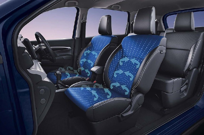 Ở các bản cao cấp, Suzuki XL7 Hybrid 2024 sẽ được trang bị hệ thống kiểm soát hành trình và gương chiếu hậu kỹ thuật số dạng cảm ứng mới. Tại thị trường Indonesia, Suzuki XL7 Hybrid bản Beta và Alpha sẽ dùng hệ truyền động mild hybrid có tên đầy đủ là Smart Hybrid Vehicle by Suzuki (SHVS), tương tự người anh em Ertiga Hybrid.