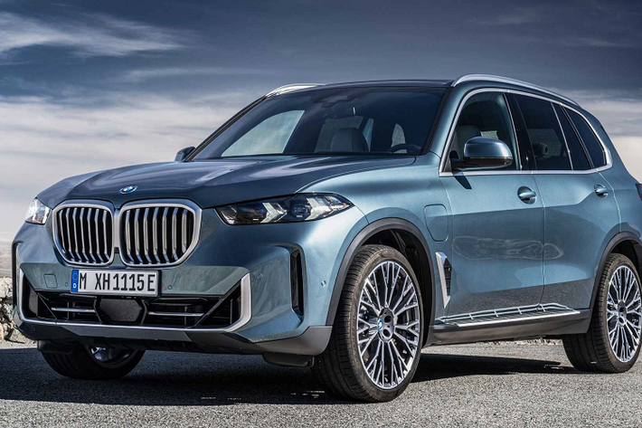 Giá xe BMW X5 và X6 2023 có mức dao động từ 66.195 USD đến 94.595 USD (tương đương 1,5 tỷ đồng đến 2,2 tỷ đồng). Hiện tại đang được lắp ráp tại nhà máy BMW Spartanburg, Mỹ.