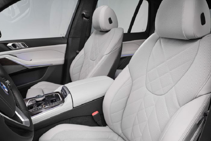 Ngoài ra, còn có hệ thống ghế tiêu chuẩn Comfort được trang bị trên X5 và X6, được làm từ chất liệu da Sensafin, da BMW Individual Merino tích hợp chức năng thông gió, massage...Ốp nội thất của xe tuỳ thuộc vào từng phiên bản mà sẽ được chế tác vật liệu khác nhau có thể được làm từ gỗ thật hoặc vật liệu tổng hợp.