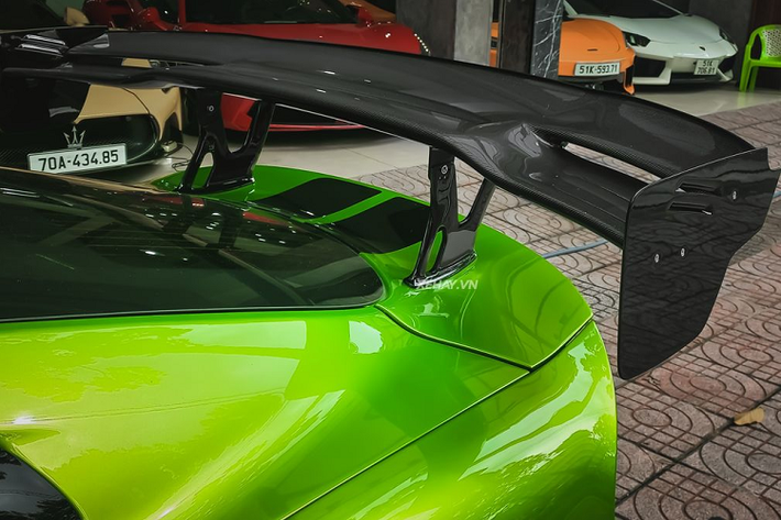 Cung cấp sức mạnh cho Dodge SRT Viper ACR động cơ V10, dung tích 8.4L không sử dụng tăng áp nhưng có thể cho ra công suất tối đa 645 mã lực và mô-men xoắn cực đai 813 Nm. Đi kèm với đó là hộp số sàn 6 cấp Tremec TR6060 với tỷ số truyền động cũng như cải thiện 50% độ cứng xoắn so với Dodge Viper ACR thế hệ thứ 4.