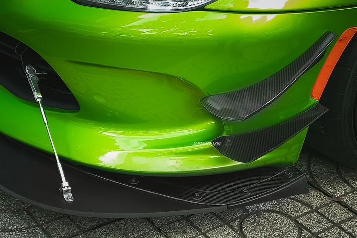 Chi tiết để phân biệt giữa Viper tiêu chuẩn và phiên bản ACR chính là cánh gió đuôi siêu “khủng” và nó còn tuyệt vời hơn nữa khi xuất hiện trên Dodge SRT Viper ACR thế hệ thứ 5 này. Cánh gió này có thể tạo được lực ép cực lớn lên mặt đường khi vào cua ở tốc độ cao. Bên cạnh đó, cản trước, hai vây gió đặt tại vòm bánh cũng có tác dụng tối ưu lực ép của xe.