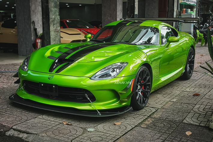 Chiếc Dodge SRT Viper ACR tại Sài Gòn này thuộc thế hệ thứ 5 và được sản xuất vào năm cuối cùng mà thương hiệu Dodge khai tử dòng xe Viper danh tiếng của mình. Trong khi đó chiếc đầu tiên về Việt Nam là Dodge Viper SRT-10 ACR thuộc thế hệ thứ 4 và hiện đang nằm trong garage của một tay chơi xe đến từ Quảng Ninh.