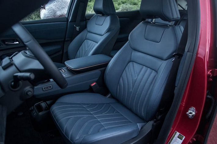 Chiếc SUV điện này sở hữu nhiều tính năng nổi bật bao gồm màn hình 12,3 inch cho hệ thống thông tin giải trí trung tâm tích hợp Apple CarPlay, Android Auto & Amazon Alexa, cụm đồng hồ kỹ thuật số 12,3 inch, điều hoà tự động, cần số điện tử, nội thất bọc da cao cấp, ngăn chứa đồ ẩn và đặc biệt là hệ thống lái bán tự động ProPilot mới.