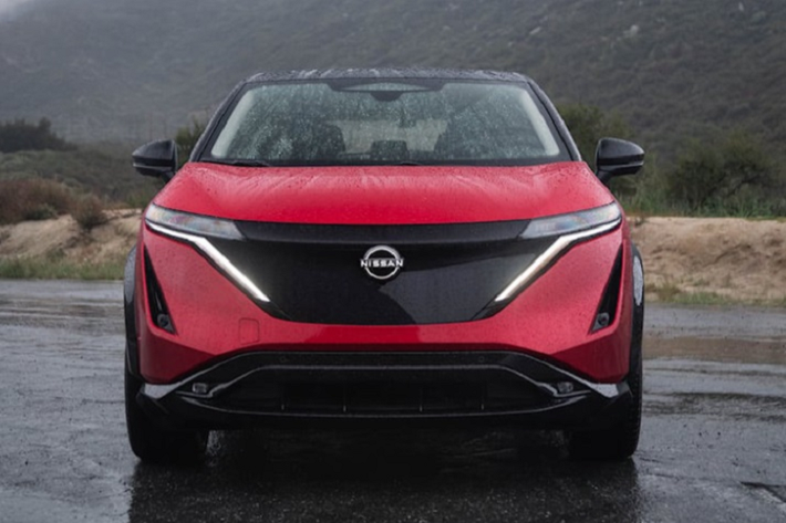 Phía đuôi xe của chiếc SUV thuần điện này sở hữu cụm đèn hậu được thiết kế dạng một thanh Led kéo dài xuyên suốt, tuy đơn giản nhưng lại không hề kém phần nổi bật khi nhìn vào ban đêm.