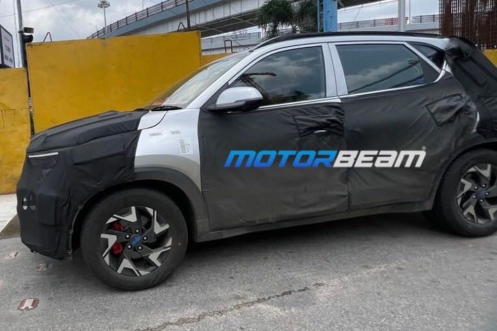 SUV Kia Sonet cỡ nhỏ lần đầu tiên trình làng ở thị trường Ấn Độ vào hồi tháng 8/2020. Do đó, đã đến lúc mẫu xe này chuẩn bị có thêm phiên bản nâng cấp giữa vòng đời. Trong thời gian qua, mẫu xe Hàn Quốc vẫn thường xuyên bị bắt gặp khi chạy thử trên đường phố. Tuy xe chạy thử được ngụy trang bên ngoài nhưng vẫn lộ một số chi tiết thiết kế và trang bị mới đáng chú ý.