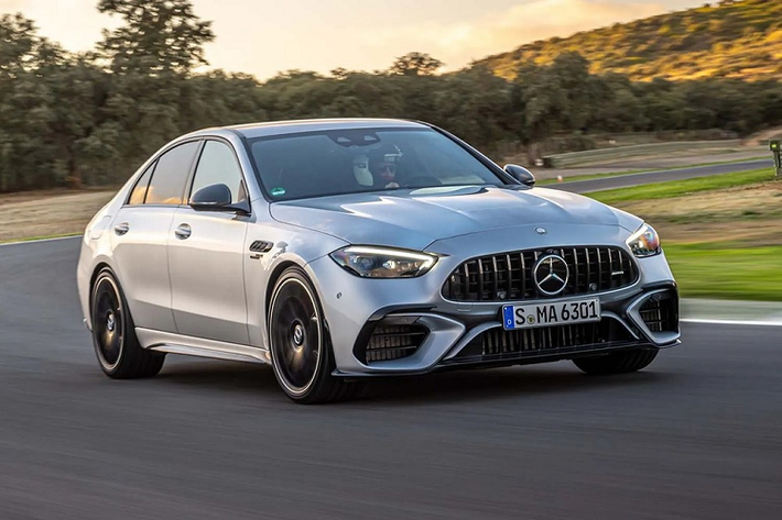 Trong sự kiện ra mắt GLC thế hệ mới vào hồi tháng 5/2023, Mercedes-Benz đã đồng thời hé lộ kế hoạch giới thiệu hàng loạt mẫu xe tại Việt Nam trong năm nay. Một trong số đó có sedan hiệu suất cao Mercedes-AMG C63 S E Performance 2023 mới. Mới đây, thương hiệu Đức đã hé lộ thời điểm trình làng chính thức của mẫu sedan này ở Việt Nam.