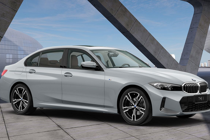 Hệ điều hành BMW 8 phiên bản mới nhất đã cải thiện khả năng nhận dạng giọng nói với Trợ lý ảo BMW.Trợ lý ảo hiện đã có thể mở và đóng cửa sổ, cửa sổ trời và điều chỉnh hệ thống kiểm soát điều hòa trong khoang nội thất bằng giọng nói tự nhiên.