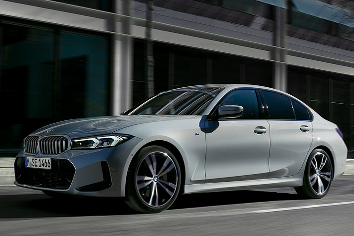 BMW cũng đã bổ sung thêm dải đèn LED chiếu sáng trong nội thất trên lưng hai ghế trước và những dải đèn này tạo sự kết nối liền mạch với những dải đèn trên hai bên bụng cửa.