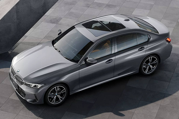 Khác với một số mẫu xe có phiên bản trục cơ sở dài như Mercedes-Benz E-Class, phiên bản 3-Series này sở hữu thiết kế ngoại thất với cột C hài hòa, không khác biệt gì so với nguyên bản. Có thể thấy dễ dàng một điều là phần cửa sau xe cũng đã được kéo dài so với phiên bản gốc.
