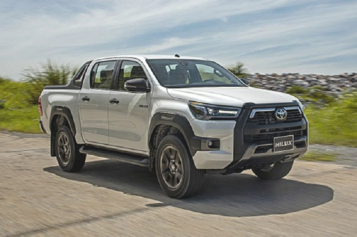 Điều này chứng tỏ, nhiều khả năng, Toyota Hilux 2023 về Việt Nam vẫn sẽ tiếp tục là mẫu xe nhập khẩu, thay vì lắp ráp trong nước. Ngoài việc thay đổi giá bán, thiết kế của Toyota Hilux 2023 không có sự thay đổi so với phiên bản cũ. Tất cả các phiên bản động cơ của Hilux mới đều được tinh chỉnh lại nhằm đáp ứng tiêu chuẩn khí thải Euro 5.