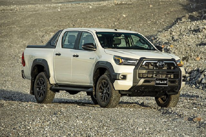 Tại phân khúc xe bán tải ở thị trường Việt Nam, Toyota Hilux cạnh tranh với Ford Ranger, Mitsubishi Triton, Nissan Navara, Isuzu D-Max và Mazda BT-50,... Trong đó, Ford Ranger là mẫu xe bán chạy nhất với doanh số đạt 14.023 chiếc trong 11 tháng của năm 2022, chiếm tới 70% thị phần.