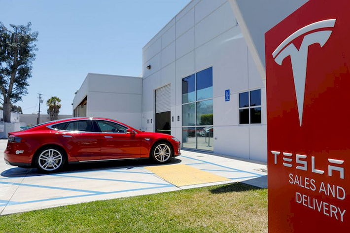Tesla Tesla là nhà sản xuất ôtô điện và các linh kiện, phụ tùng cho xe điện có trụ sở tại Hoa Kỳ. Công ty được thành lập vào tháng 7/2003 nhưng hoạt động ẩn danh, đến năm 2006 Tesla được biết đến khi công bố ra mắt dòng xe điện đầu tiên là Roadster, mẫu xe 2 chỗ ngồi với số lượng bán ra hạn chế. Sau nhiều năm nghiên cứu và sản xuất ra nhiều dòng xe điện, Tesla đã trở thành thương hiệu dẫn đầu về xe “xanh” trên toàn cầu.