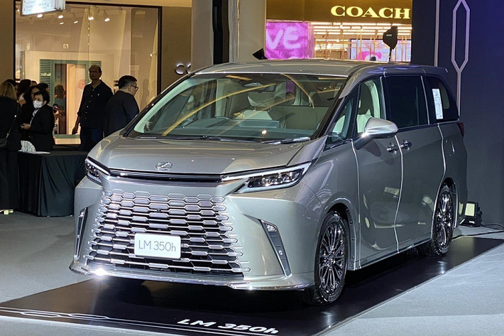 Tại thị trường Thái Lan, Lexus LM 2024 có 2 phiên bản là LM 350h Executive 7 chỗ và LM 350h Executive 4 chỗ. Giá bán tương ứng của 2 phiên bản này là 6,29 triệu Baht (khoảng 4,28 tỷ đồng) và 7,59 triệu Baht (5,16 tỷ đồng). So với cặp đôi Toyota Alphard và Vellfire 2024 vốn có giá từ 4,129 - 4,499 triệu Baht ở Thái Lan, mẫu MPV hạng sang này đắt hơn nhiều.