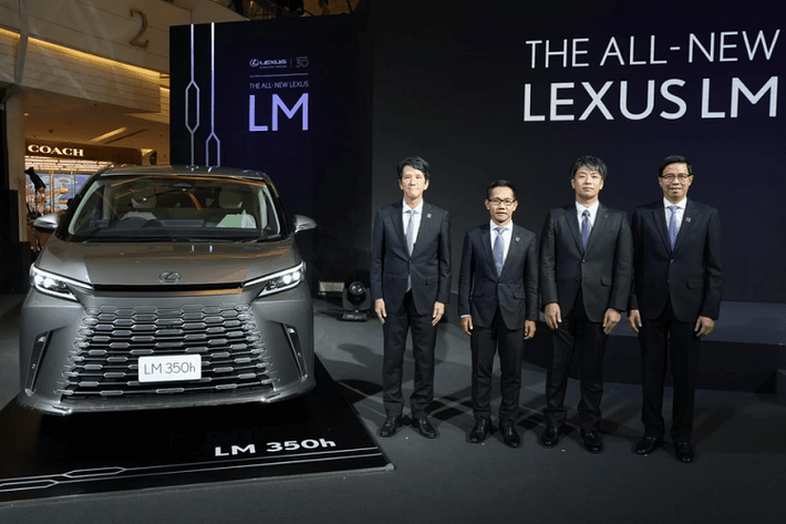 Tại triển lãm Ô tô Quốc tế Gaikindo Indonesia (GIIAS) 2023 diễn ra vào tháng trước, hãng Lexus đã mang mẫu MPV hạng sang LM thế hệ mới đến trưng bày và giới thiệu. Tuy nhiên, Indonesia lại không phải là thị trường phân phối đầu tiên của Lexus LM 2024 mới ở khu vực Đông Nam Á, thay vào đó là Thái Lan.