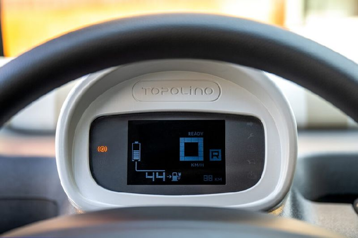 Với chiều dài tổng thể chỉ 2,53m – ngắn hơn cả Wuling Hongguang Mini EV, Fiat Topolino sở hữu không gian nội thất chỉ đủ cho hai người ngồi. Xe có tốc độ tối đa chỉ 45km/h.
