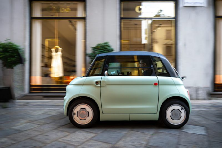 Fiat cung cấp cho khách mua Topolino khá nhiều tùy chọn thú vị. Ví dụ, khách hàng tại các khu vực ấm áp có thể xem xét sử dụng dây bện thay vì cửa kiểu truyền thống.