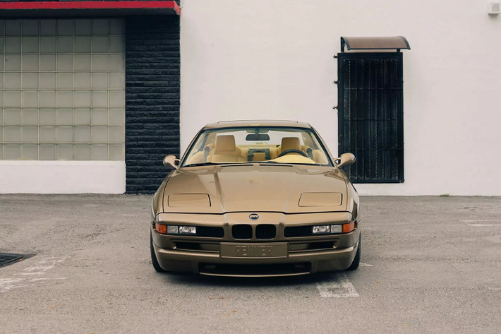 Được biết BMW 850i đời 1989 này nguyên bản sử dụng động cơ V12 dung tích 5.0 lít hút khí tự nhiên mã M70B50 (công suất 300 mã lực và 450 Nm mô-men xoắn) đã được nâng cấp động cơ V8 4,9 lít lấy từ BMW M5 đời 2002. Theo Renner chia sẻ, sức mạnh của xe đã lên 485 mã lực trong khi không cần tăng áp.