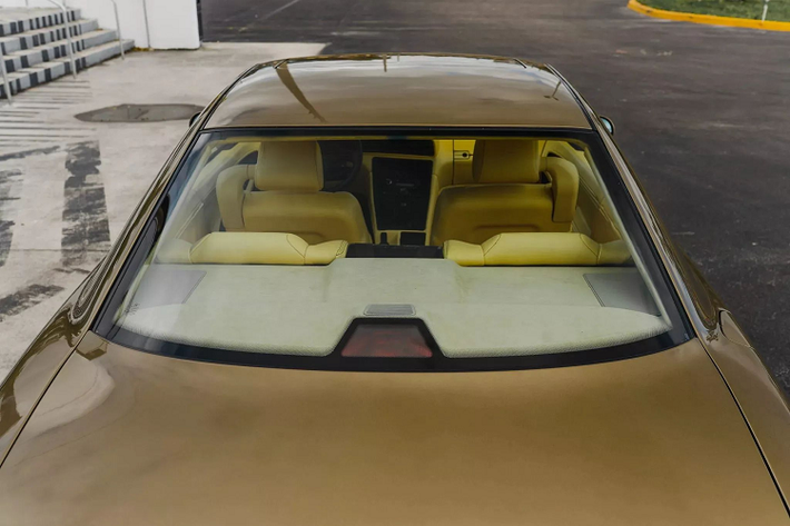 BMW 8-Series thế hệ E31 là mẫu grand touring coupé 2+2 được ra mắt tại triển lãm Frankfurt Motor Show 1989 ở Đức, nhằm thay thế BMW 6-Series thế hệ đầu tiên mã E24.