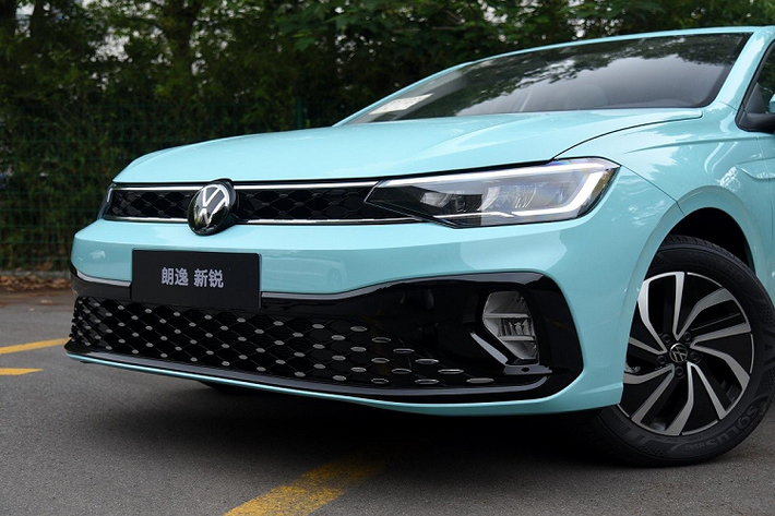 Tương tự kích thước, thiết kế tổng thể của Volkswagen Lavida XR cũng khá giống với Virtus tại Việt Nam. Tuy nhiên, một số chi tiết ngoại thất như đèn pha, dải đèn LED định vị ban ngày, lưới tản nhiệt, hốc gió trung tâm trên cản trước, vành la-zăng, nẹp mạ crôm ở cản sau và đèn phản quang của mẫu xe này đã thay đổi so với Volkswagen Virtus.