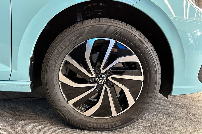 Tương tự ngoại thất, nội thất của Volkswagen Lavida XR tại Trung Quốc cũng gần như được bê nguyên từ Virtus sang. Bên trong mẫu xe này xuất hiện ghế bọc da, vô lăng 3 chấu, tích hợp phím chức năng, bảng đồng hồ kỹ thuật số 8 inch, phanh tay chỉnh cơ và cửa sổ trời. Tuy nhiên, xe ở Trung Quốc chỉ dùng màn hình cảm ứng 8 inch thay vì 10 inch như Volkswagen Virtus tại Việt Nam.