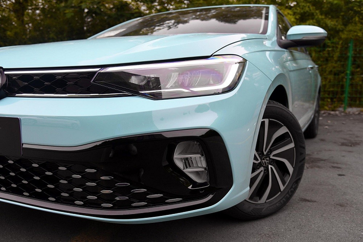 Volkswagen Lavida XR được trang bị đèn pha LED toàn phần, vỏ đèn hậu màu tối và vành hợp kim 16 inch với thiết kế 5 chấu kép. Hốc gió trung tâm của xe có thêm những chi tiết mạ crôm trang trí nên bớt đơn điệu so với Volkswagen Virtus ở Việt Nam.