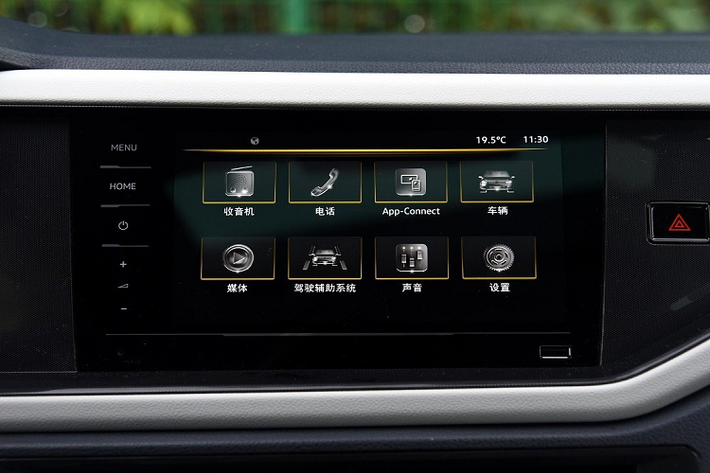 Hàng ghế sau của Volkswagen Lavida XR không có cửa gió điều hòa. Phía sau ghế là khoang hành lý có thể tích 498 lít, giảm 23 lít so với Volkswagen Virtus. Không chỉ thiết kế và trang bị, Volkswagen Lavida XR còn dùng động cơ riêng, không giống Virtus.