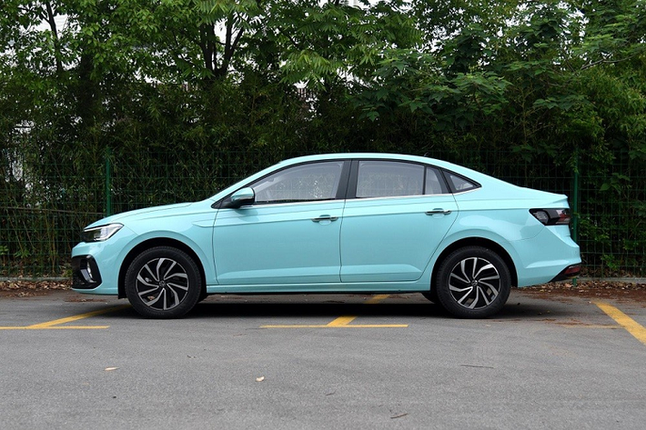 Là sản phẩm của liên doanh SAIC-Volkswagen, Lavida XR được phát triển dựa trên cơ sở gầm bệ MQB A0-IN tương tự Virtus. Ngay cả kích thước của mẫu xe này cũng giống hệt Volkswagen Virtus ở Việt Nam, bao gồm chiều dài 4.561 mm và chiều dài cơ sở 2.651 mm. Với kích thước này, xe được định vị giữa 2 đàn anh Volkswagen Lavida và Lavida Plus ở thị trường Trung Quốc.