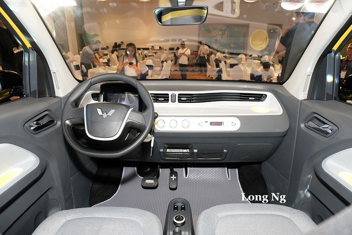 Theo thông tin trên trang web của Bộ Công nghiệp và Công nghệ Thông tin Trung Quốc, Wuling Hongguang Mini EV mới sở hữu kích thước cụ thể bao gồm chiều dài 3.064 mm, chiều rộng 1.493 mm, chiều cao 1.614 - 1.629 mm (tùy phiên bản) cũng như chiều dài cơ sở 2.010 mm.