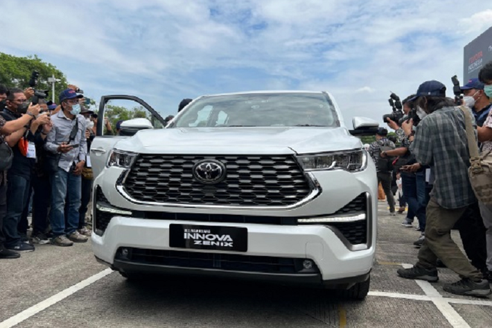 Tuy nhiên, phiên bản số tự động sẽ được phân phối dưới dạng nhập khẩu nguyên chiếc từ Indonesia, còn bản số sàn sẽ tiếp tục được lắp ráp trong nước. Ngoài ra, nhiều khả năng phiên bản Toyota Innova 2023 hybrid mới cũng được nhập khẩu chính hãng về Việt Nam.