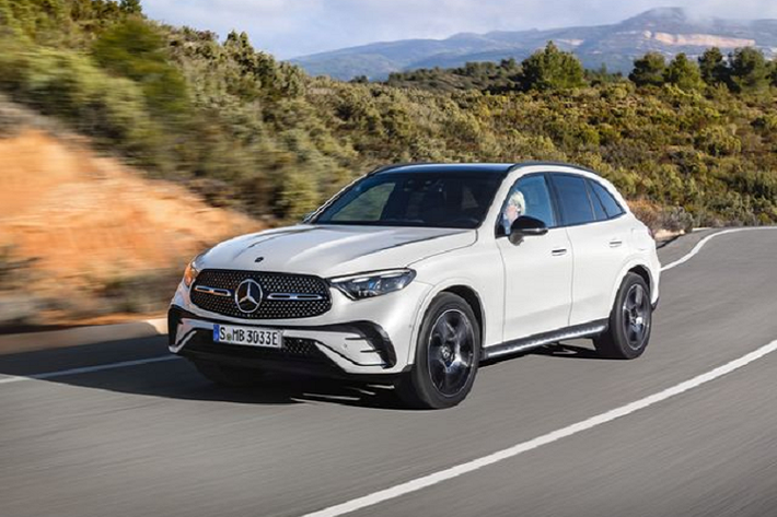 Đối thủ cạnh tranh trực tiếp của Mercedes-Benz GLC 2023 tại thị trường Việt Nam là BMW X3. Hiện X3 được phân phối với 3 phiên bản, đi kèm mức giá từ 1,799 tỷ đến 2,439 tỷ đồng. Như vậy, giá bán của X3 phiên bản cao cấp nhất thấp hơn tới nửa tỷ đồng so với giá dự kiến của GLC 2023.