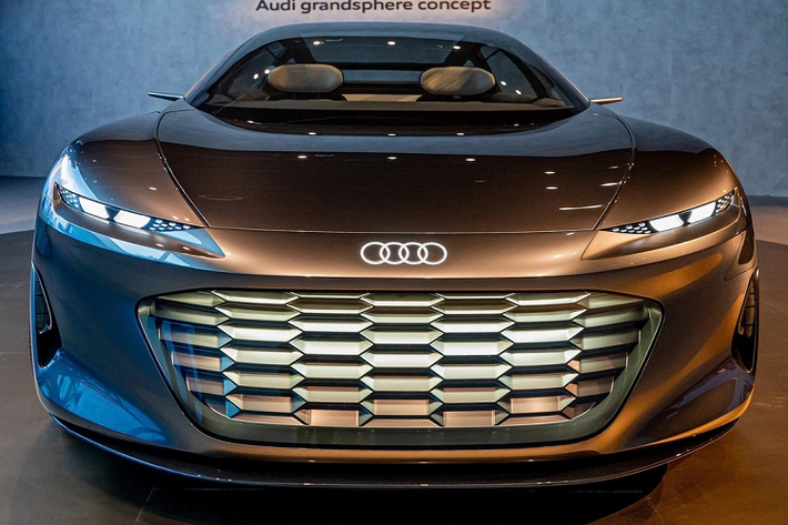 Đồng thời thế hệ Audi A8 EV 2024 mới phải sở hữu các công nghệ tối tân, xứng đáng vị thế mẫu xe đầu bảng trong dải sản phẩm mới của Audi với 20 xe sắp ra mắt sau 3 năm. A8 thế hệ thứ 5 dựa trên trên nền tảng Premium Platform Electric (PPE) được Audi và Porsche phát triển.