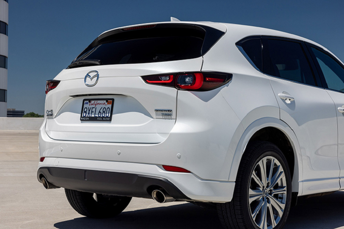 Tại Indonesia, Mazda CX-5 2023 trang bị duy nhất động cơ SkyActiv-G 2.5L cho công suất tối đa 188 mã lực và mô-men xoắn cực đại 251 Nm. Kết hợp cùng hộp số tự động 6 cấp. Phiên bản Kuro Edition và Elite dẫn động cầu trước, trong khi phiên bản AWD dẫn động bốn bánh toàn thời gian i-Activ AWD.