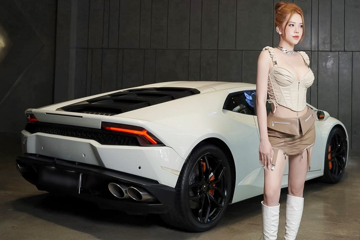 Ấn tượng hơn, trước khi chia sẻ tậu siêu xe Lamborghini Huracan LP610-4 làm quà tặng cho bản thân trong lễ tình yêu, Phương Anh đã mua 1 chiếc xe siêu sang Bentley Flying Spur màu trắng và bấm biển số 47 của tỉnh Đắk Lắk, ngoài ra, cô còn sở hữu 1 chiếc SUV hạng sang "vạn người mê" Mercedes-AMG G63 cũng mang màu trắng nhưng đeo biển số Sài thành.