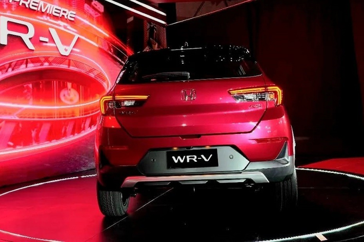 Được phát triển dựa trên cơ sở gầm bệ của Honda BR-V, WR-V mới sở hữu chiều dài chỉ 4.060 mm, chiều rộng 1.780 mm, chiều cao 1.608 mm và chiều dài cơ sở 2.485 mm. Bên cạnh đó là chiều cao gầm 220 mm, tương đương với Mitsubishi Xpander, và khoang hành lý có thể tích 380 lít.