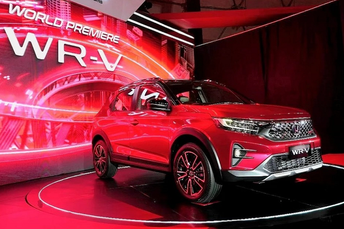 Honda WR-V 2023 mới là mẫu SUV hạng A lần đầu tiên trình làng tại thị trường Indonesia vào cuối năm 2022. Sau Indonesia, thị trường tiếp theo đón nhận mẫu SUV hạng A này chính là Thái Lan.Theo giới truyền thông Thái Lan, Honda WR-V 2023 sẽ chính thức ra mắt thị trường này vào đầu tháng sau.
