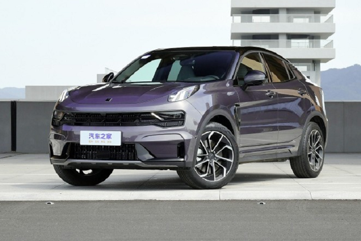 3 thay đổi mạnh mẽ nhất trên chiếc SUV lai coupe Lynk & Co 05 2023 mới là việc xe sẽ có thêm 2 màu mới tím chạng vạng và xám chạng vạng, tiếp đến là việc được trang bị hệ thống truyền động công nghệ lai điện thông minh Lynk E-Motive bao gồm động cơ và mô-tơ 1.5T, sau cùng là mức giá bán của xe.