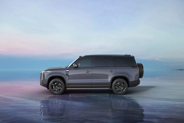 SUV điện Polestones 01 có cấu hình 6 chỗ ngồi có chiều dài 5.050 mm, còn biến thể 7 chỗ dài 5.295 mm. Chiều rộng và cao của xe lần lượt là 1.980 mm và 1.869 mm, chiều dài cơ sở 3.010 mm. Chiều dài tổng thể và chiều dài cơ sở của Polestone 01 gần như giống hệt với Land Rover Defender 130. Trước đó Polestones 01 đầu tiên được giới thiệu vào đầu tháng có tên “Jishi 01” nhưng bây giờ Polestones – thương hiệu mới của BAIC.