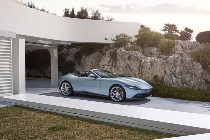 Đến hôm nay, siêu xe Ferrari Roma Spider 2024 đã được loại bỏ phần mái của chiếc coupe trang nhã, thay thế bằng mui mềm có thể đóng mở. Đồng thời, Roma Spider sẽ kế nhiệm Portofino M trong dòng sản phẩm của Ferrari, như những thông tin từ Road and Track.