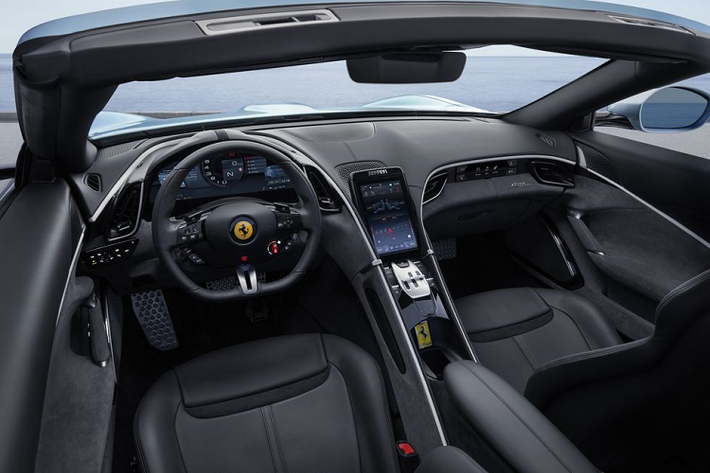 Vậy nên Roma Spider 2024 sở hữu nhiều tính năng giải trí hơn, như Apple CarPlay và Android Auto không dây, ghế sưởi chỉnh điện 18 hướng, sưởi ấm cổ (tùy chọn)...Trái tim Roma Spider 2024 không thay đổi, vẫn là động cơ V-8 dung tích 3,9 lít tăng áp sản sinh công suất 612 mã lực và mô-men xoắn 561 pound-feet, truyền tới bánh sau thông qua hộp số tự động ly hợp kép 8 cấp.