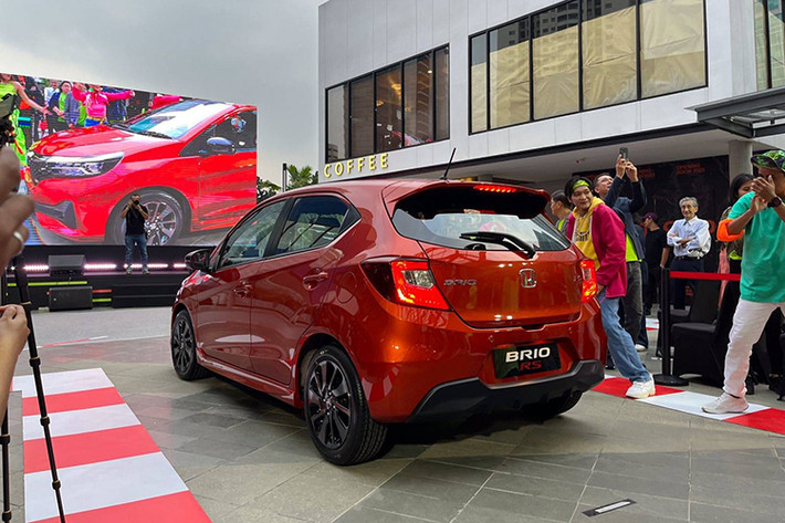 Sau khi hai đối thủ Toyota Agya và Daihatsu Ayla bước sang thế hệ mới, Honda Brio cũng nhanh chóng được nâng cấp. Phiên bản nâng cấp giữa vòng đời của mẫu xe hạng A này đã chính thức ra mắt thị trường Indonesia vào hôm qua, ngày 5/5/2023.