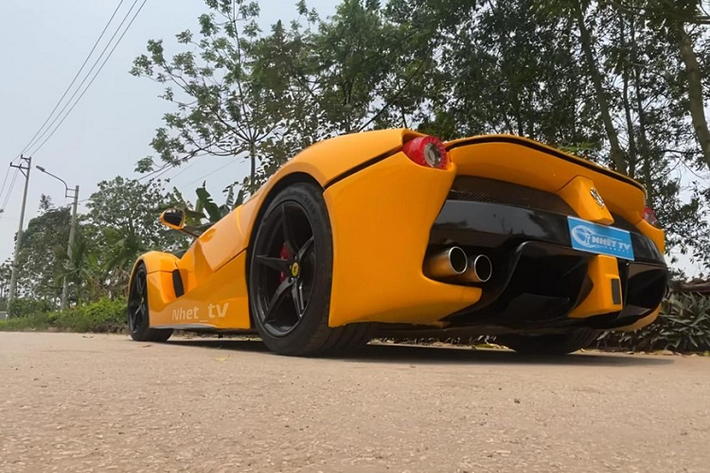 Việc nhóm Nhết TV chia sẻ mất gần 1 tỷ đồng chế Ferrari LaFerrari đang nhận được sự quan tâm của cư dân mạng, có người còn bảo nhóm này có thể nâng khống giá lên để sau này bán cho dễ, hoặc làm màu để thu hút sự chú ý.