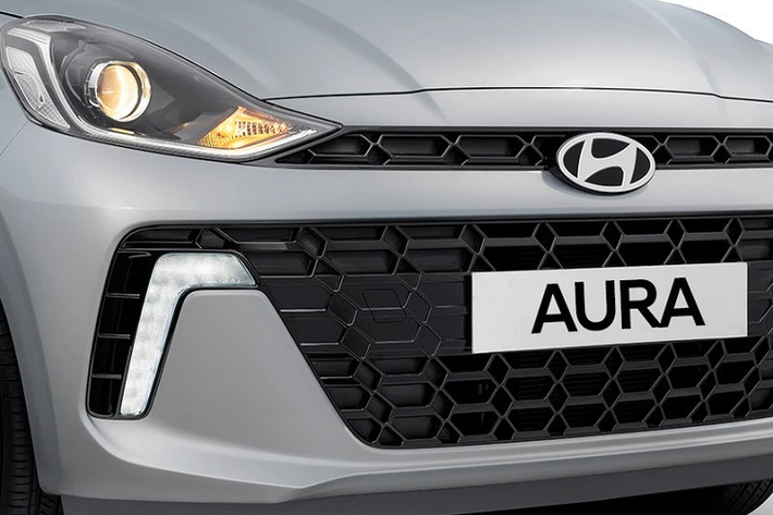Tương tự Hyundai Grand i10 mới, Aura 2023 cũng có thêm dải đèn LED định vị ban ngày mới. Chi tiết này được đặt ngay bên cạnh khe gió ở hai góc đầu xe. Thêm vào đó là cản trước sắc sảo hơn. Ở khu vực bên sườn, Hyundai Aura 2023 không có gì thay đổi, bao gồm cả vành la-zăng.