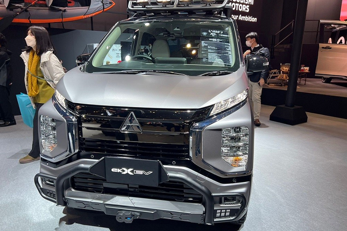 Trong khi đó, phần nóc của chiếc Mitsubishi eK Cross EV Smooth x Tough chạy điện có thêm baga nóc mới, tích hợp 4 chiếc đèn. Chưa dừng ở đó, chiếc ôtô điện độ này còn có thêm bộ vành hợp kim 8 chấu sơn màu đen bóng. Bộ vành đi với lốp chạy mọi địa hình mới.