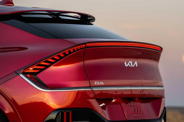 Ở phiên bản Kia EV6 GT nhận được một số bản cập nhật phù hợp với vị thế hàng đầu của nó, bao gồm động cơ điện phía trước và phía sau mạnh mẽ hơn với kết quả cuối cùng là tạo ra 576 mã lực và 739 Nm, tăng 256 mã lực và 134 Nm so với chiếc EV6 mạnh nhất tiếp theo.